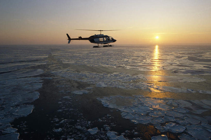 无人,横图,俯视,航拍,室外,白天,旅游,度假,美景,日落,飞机,阴影,光线,影子,冰,景观,晚霞,霞光,落日,娱乐,航空,黄色,蓝色,蓝天,天空,阳光,自然,黄昏,交通工具,浮冰,天,享受,休闲,橙色,景色,彩霞,放松,寒冷,一架,晴朗,直升机,直升飞机,运行,冰冷,鸟瞰,自然风光,载具,运转,万里无云,严寒,冰凉,酷寒,凛冽,凛凛,极冷,流冰,浮冰块,夕照,晴空,晴空万里,夕阳,彩图,高角度拍摄,斜阳