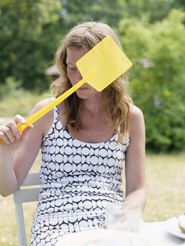 西方人,一个人,坐,竖图,室外,白天,正面,草地,草坪,植物,餐桌,桌子,椅子,欧洲,欧洲人,仅一个女性,仅一个人,握,阴影,服装,朦胧,模糊,光线,影子,塑料,拿,拿着,注视,休闲装,草,树,树木,衣服,绿色,阳光,自然,塑料制品,观察,看,仅一个中年女性,休闲,休闲服,握着,服饰,生长,成长,餐台,观看,察看,关注,苍蝇拍,女人,女性,中年女性,白种人,坐着,半身,彩图