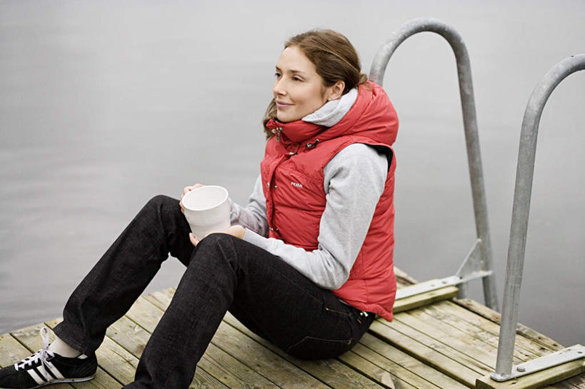 西方人,一个人,栏杆,码头,蹲,笑,微笑,露齿笑,横图,俯视,室外,白天,寂寞,湖,湖泊,水,植物,港口,杯子,欧洲,欧洲人,仅一个年轻女性,仅一个女性,仅一个人,握,阴影,服装,光线,瓷器,扶手,影子,岸边,湖面,水流,水面,咖啡杯,陶瓷制品,拿,拿着,注视,护栏,树,树木,衣服,红色,绿色,倒影,阳光,自然,湖水,观察,看,温暖,握着,服饰,生长,成长,观看,羽绒服,保暖,察看,倒映,御寒,关注,瓷杯,孑立,反照,冬装,孤单,孤独,年轻女性,女人,女性,白种人,蹲着,半身,彩图,高角度拍摄,摆渡口,埠头,渡口,渡头,港湾,海港,货运码头,口岸,商港