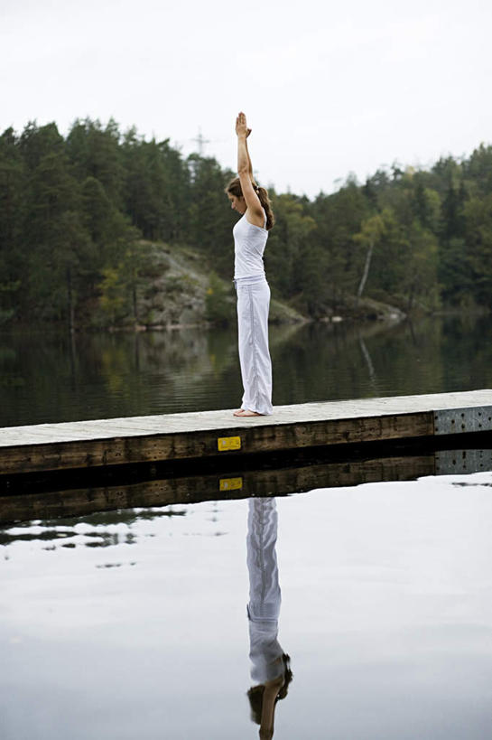 西方人,一个人,站,笑,竖图,室外,白天,仰视,锻炼,瑜伽,运动,湖,湖泊,水,植物,欧洲,欧洲人,仅一个年轻女性,仅一个女性,仅一个人,阴影,服装,光线,木板,影子,岸边,湖面,水流,水面,桥,木桥,注视,休闲装,栈桥,树,树木,衣服,蓝色,绿色,倒影,蓝天,天空,阳光,自然,湖水,天,观察,看,站着,休闲,休闲服,养生,服饰,生长,晴朗,成长,观看,人行桥,木板桥,察看,倒映,关注,万里无云,反照,体育,年轻女性,女人,女性,白种人,晴空,晴空万里,站立,彩图,低角度拍摄,全身,健身