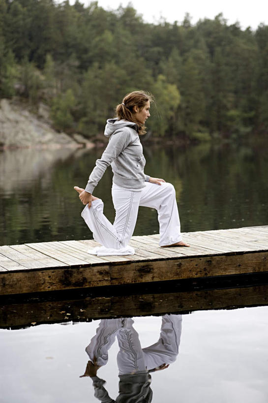 西方人,一个人,跪,笑,竖图,室外,白天,侧面,锻炼,瑜伽,运动,湖,湖泊,水,植物,欧洲,欧洲人,仅一个年轻女性,仅一个女性,仅一个人,阴影,服装,光线,木板,影子,岸边,湖面,水流,水面,桥,木桥,注视,休闲装,栈桥,树,树木,衣服,蓝色,绿色,倒影,蓝天,天空,阳光,自然,湖水,天,观察,看,休闲,休闲服,养生,服饰,生长,晴朗,成长,观看,人行桥,木板桥,察看,倒映,关注,万里无云,反照,体育,年轻女性,女人,女性,白种人,晴空,晴空万里,跪着,彩图,全身,健身