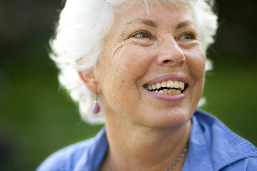 西方人,脸,头,脸颊,头发,一个人,笑,微笑,露齿笑,横图,室外,特写,白天,正面,欧洲,欧洲人,仅一个女性,仅一个人,阴影,服装,光线,影子,扭头,休闲装,衣服,白色,阳光,耳环,转头,休闲,休闲服,服饰,仅一个老年女性,毛发,耳饰,鹤发,老年女性,女人,女性,白种人,头部,脸部,脸蛋,面部,半身,彩图