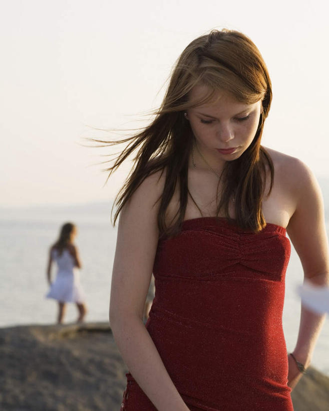 背部,脾,两个人,站,竖图,室外,白天,正面,阴影,服装,光线,影子,注视,休闲装,衣服,阳光,低头,观察,看,站着,休闲,休闲服,服饰,观看,察看,关注,年轻女性,女人,女性,脾脏,站立,半身,彩图