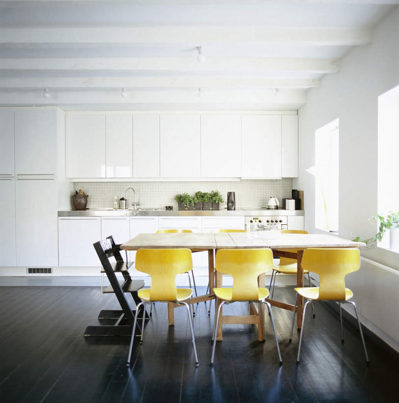 无人,竖图,室内,白天,正面,安全,餐桌,厨房,柜子,桌子,椅子,阴影,平静,光线,影子,墙,储物柜,墙壁,墙面,黄色,阳光,餐台,宁静,储存,和平,安详,太平,安适,安好,宁靖,储备,蕴藏,贮备,彩图,灶间,贮存