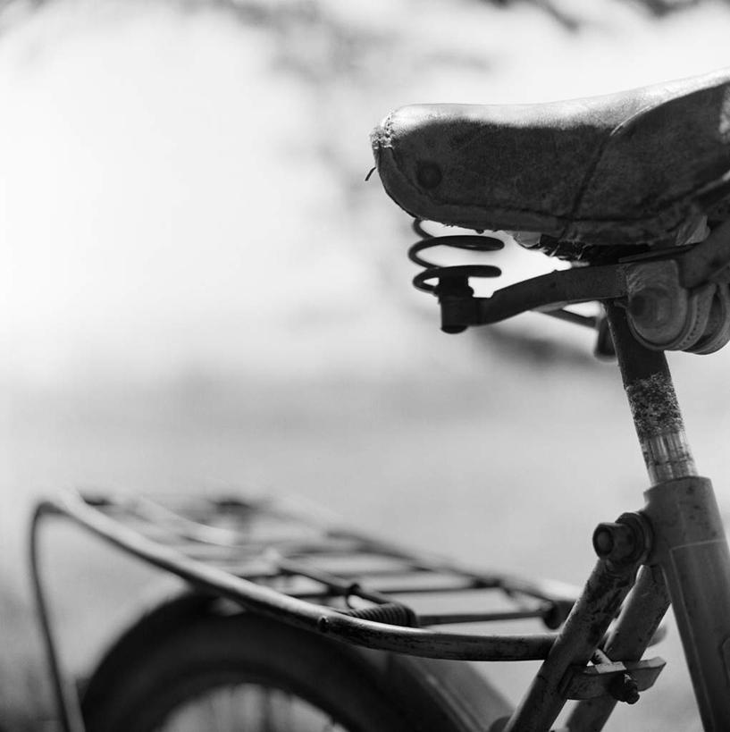 无人,竖图,黑白,室外,特写,白天,正面,自行车,一辆,阴影,朦胧,模糊,光线,影子,车,脚踏车,阳光,交通工具,停放,载具