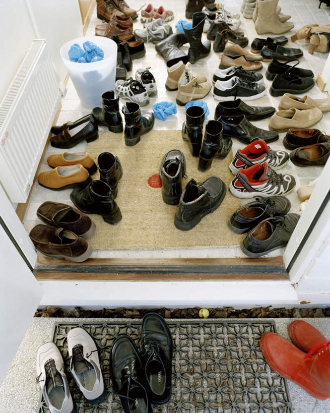 无人,竖图,俯视,室内,白天,鞋,摆设,地板,门,鞋子,纺织品,许多,装饰,毛毯,毯子,雨鞋,雨靴,皮革,地面,很多,木地板,陈设,纺织,垫子,门框,温暖,华丽,修饰,点缀,胶鞋,陈列,衬托,美观,雅致,雅观,彩图,高角度拍摄,皮鞋