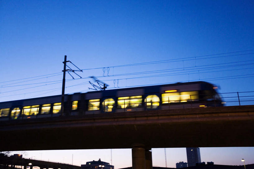 无人,横图,室外,白天,仰视,度假,美景,城市风光,城市,道路,地铁,路,公路,瑞典,欧洲,阴影,电力,光线,电线,电线杆,线,影子,景观,高架,电能,轨道交通,交通,线路,娱乐,蓝色,蓝天,天空,阳光,天,驾驶,行驶,一列,享受,休闲,景色,放松,晴朗,电,操纵,电源,控制,斯堪的纳维亚,北欧,斯堪的纳维亚半岛,能量,高架桥,操控,高架道路,跨线桥,万里无云,把持,瑞典王国,晴空,晴空万里,彩图,低角度拍摄,地铁机动车,地下铁,轻轨