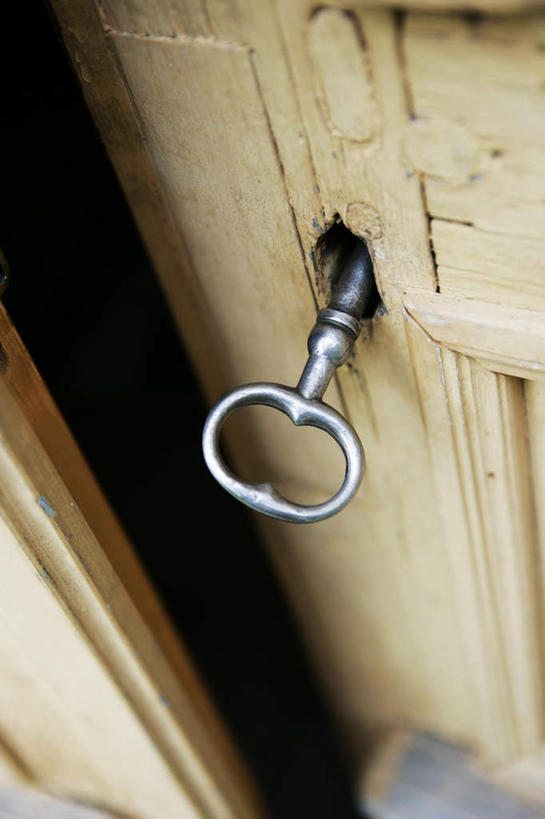 无人,竖图,俯视,室外,白天,复古,安全,门,阴影,光线,影子,防护,钥匙,古典,阳光,门框,打开,保护,开启,封闭,保险,私密,锁眼,保全,周全,安稳,安定,防盗,平安,彩图,高角度拍摄