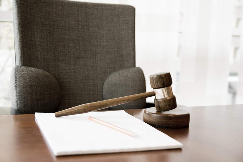 无人,横图,室内,白天,正面,桌子,椅子,阴影,光线,影子,办公桌,阳光,会议椅,拍卖槌,拍卖锤,办公椅,法槌,商务椅,培训椅,法锤,彩图