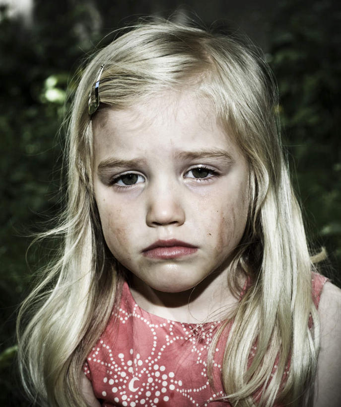 西方人,儿童,脸,头,脸颊,一个人,竖图,室外,特写,白天,正面,纯洁,欧洲,欧洲人,仅一个女性,仅一个人,阴影,装饰,光线,影子,注视,小孩,阳光,发箍,发饰,饰品,观察,看,仅一个小孩,可爱,童年,童趣,忧伤,头箍,观看,察看,关注,发卡,童真,烂漫,无邪,配饰,天真,女孩,女人,女性,白种人,孩子,头部,脸部,脸蛋,面部,半身,彩图,哀伤,女生