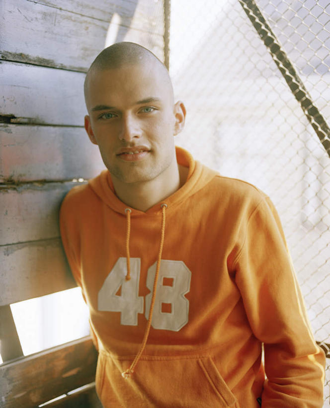 西方人,一个人,站,笑,微笑,竖图,室外,白天,正面,欧洲,欧洲人,仅一个男性,仅一个人,阴影,服装,光线,影子,注视,休闲装,仅一个年轻男性,衣服,阳光,观察,看,站着,休闲,休闲服,连帽衫,服饰,观看,察看,关注,男人,男性,年轻男性,白种人,站立,半身,彩图