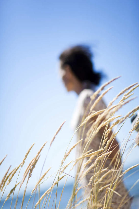 西方人,一个人,站,竖图,室外,白天,侧面,海浪,海洋,植物,芦苇,欧洲,欧洲人,仅一个女性,仅一个人,阴影,服装,光线,影子,浪花,注视,休闲装,衣服,黄色,阳光,海水,观察,看,站着,仅一个中年女性,休闲,休闲服,服饰,观看,察看,关注,海景,芦芛,芦,芦花,苇,女人,女性,中年女性,白种人,大海,风浪,海,海水的波动,近岸浪,涌浪,站立,半身,彩图