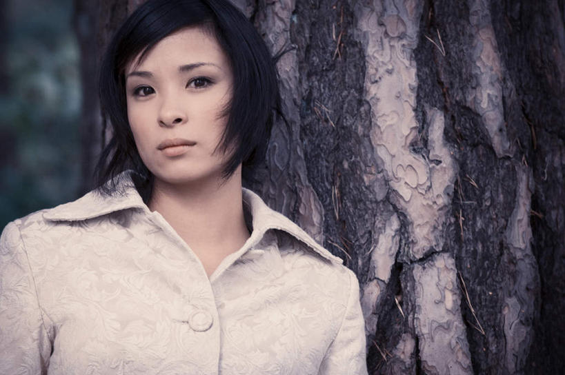 西方人,一个人,站,横图,室外,白天,正面,植物,欧洲,欧洲人,仅一个年轻女性,仅一个女性,仅一个人,阴影,服装,光线,影子,树桩,注视,休闲装,树,树干,树木,衣服,绿色,阳光,自然,观察,看,靠,靠着,站着,休闲,休闲服,木桩,忧伤,服饰,生长,成长,观看,察看,关注,年轻女性,女人,女性,白种人,站立,半身,彩图,哀伤