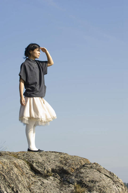 西方人,一个人,站,举,竖图,室外,白天,仰视,石头,植物,欧洲,欧洲人,仅一个年轻女性,仅一个女性,仅一个人,眺望,阴影,远眺,服装,枯萎,光线,石子,影子,枯草,远望,休闲装,草,衣服,黄色,蓝色,蓝天,天空,阳光,天,托,站着,休闲,休闲服,服饰,晴朗,遥望,万里无云,了望,远瞩,年轻女性,女人,女性,白种人,石块,晴空,晴空万里,举起,举手,举着,向上举,向上伸,向上托,站立,彩图,低角度拍摄,全身