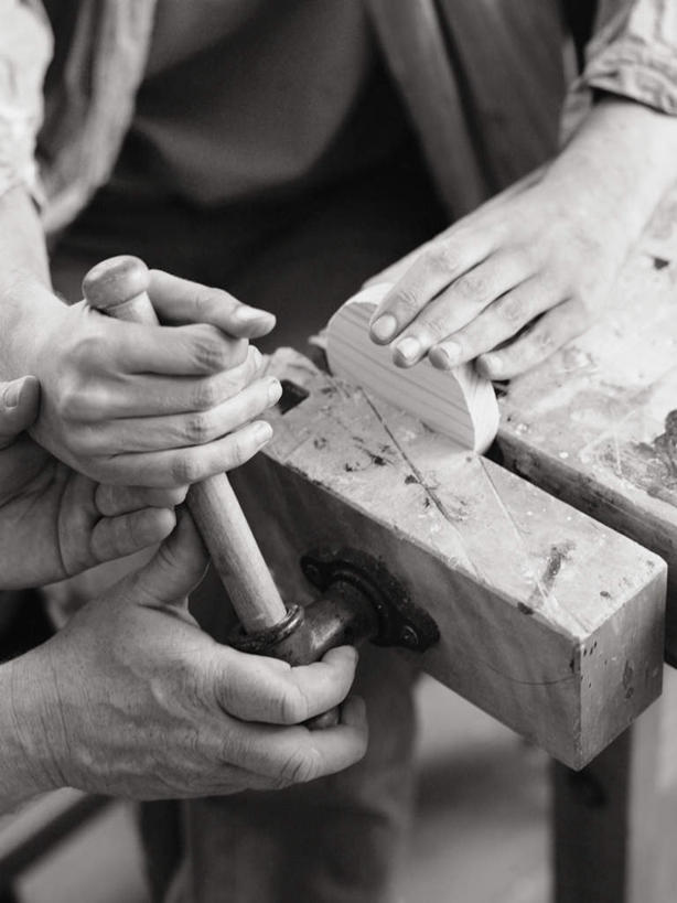 西方人,手,两个人,工厂,竖图,俯视,黑白,室内,白天,金属制品,欧洲,欧洲人,握,阴影,服装,光线,金属,木板,影子,办公用品,回形针,拿,拿着,休闲装,衣服,阳光,学习用品,休闲,手部,休闲服,帮助,握着,服饰,协助,文具用品,帮忙,曲别针,男人,男性,年轻男性,白种人,半身,高角度拍摄,工地,制造厂