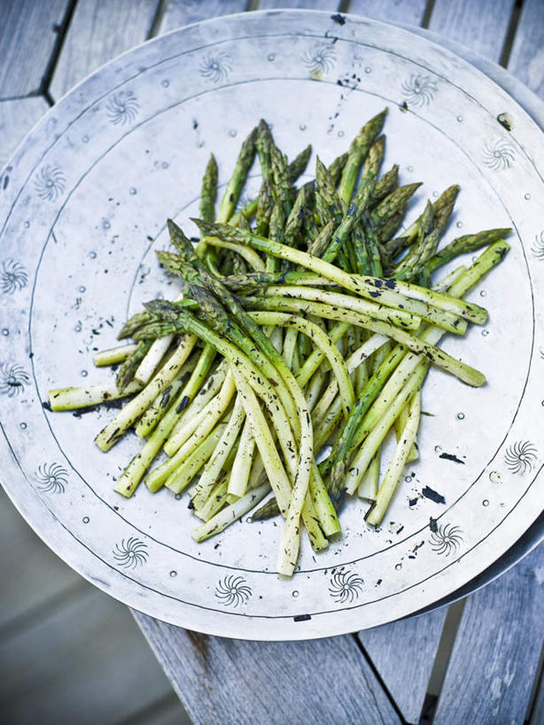 无人,竖图,俯视,室内,白天,厨房,芦笋,餐具,阴影,光线,碟子,盘,影子,灯光,美味,食品,食物,盘子,碟,摄影,影棚,甘旨,厚味,鲜味,猪尾巴,药鸡豆子,石刁柏,蚂蚁杆,龙须菜,狼尾巴根,彩图,高角度拍摄,影棚拍摄,拍摄,灶间