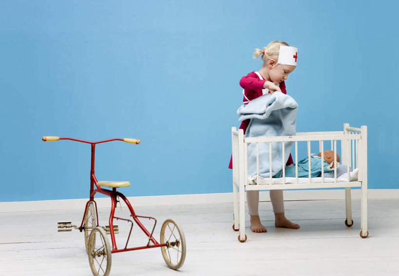 西方人,儿童,一个人,栏杆,站,抱,横图,室内,白天,侧面,工作服,制服,游戏,床,帽子,玩具,欧洲,欧洲人,仅一个女性,仅一个人,一辆,纺织物,墙,围栏,床单,玩,娱乐,被子,护栏,墙壁,墙面,车,小孩,蓝色,童车,毛巾,清洁,站着,仅一个小孩,休闲,益智,单人床,抱着,活动,保暖,护士帽,被单,搂着,消遣,载具,透气,防水,工作制服,折叠童车,储水,耐磨,吸水,女孩,女人,女性,白种人,孩子,怀抱,搂,搂抱,玩耍,嬉戏,相抱,拥抱,站立,彩图,全身,工作套服,女生