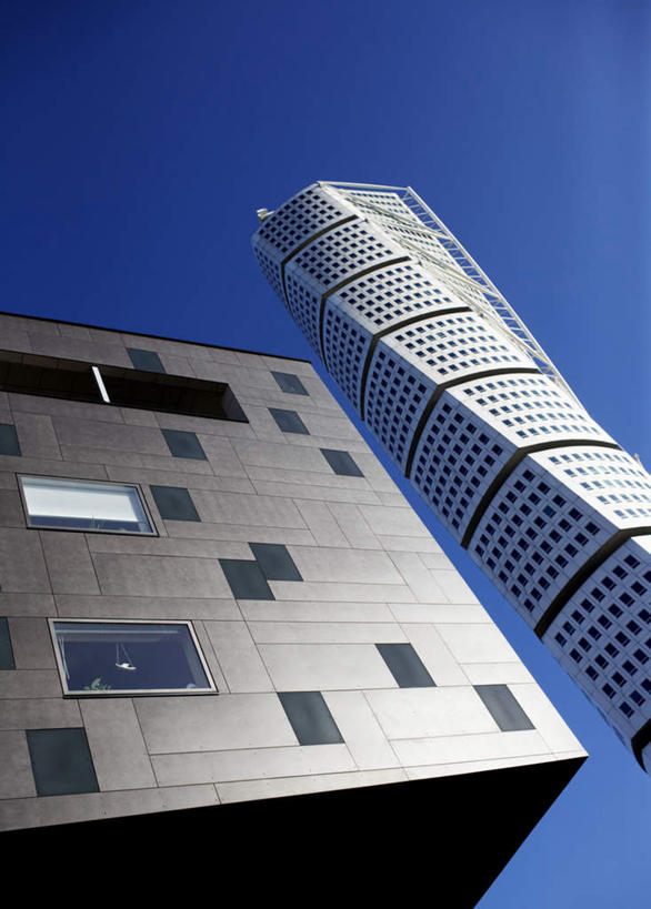 无人,家,高楼大厦,竖图,室外,白天,仰视,度假,美景,城市风光,标志建筑,城市,大厦,地标,建筑,摩天大楼,瑞典,欧洲,阴影,光线,影子,房屋,屋子,景观,公寓,娱乐,建设,洋房,楼房,住宅,蓝色,蓝天,天空,阳光,天,享受,休闲,景色,放松,晴朗,斯堪的纳维亚,北欧,斯堪的纳维亚半岛,万里无云,首府,马尔默,瑞典王国,斯科讷省,斯科讷,晴空,晴空万里,彩图,低角度拍摄,房子,大楼,高层建筑,高楼,摩天楼