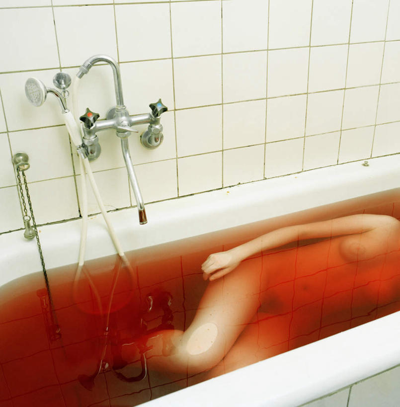 西方人,一个人,躺,竖图,俯视,室内,白天,卫生间,浴室,欧洲,欧洲人,仅一个女性,仅一个人,瓷砖,水龙头,墙,裸露,开关,墙壁,墙面,浴缸,打开,仅一个中年女性,血液,阀门,开启,自杀,裸,卫浴设备,自尽,水咀,水管装置,卧着,女人,女性,中年女性,白种人,淋浴房,躺着,卧,半身,彩图,高角度拍摄,冲凉房,沐浴间,沐浴室