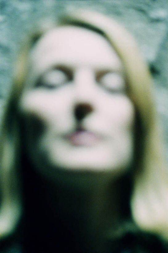 西方人,脸,头,脸颊,一个人,站,闭眼,竖图,室内,特写,白天,正面,欧洲,欧洲人,仅一个女性,仅一个人,阴影,朦胧,模糊,光线,影子,肩膀,站着,仅一个中年女性,思考,思虑,女人,女性,中年女性,白种人,头部,脸部,脸蛋,面部,闭眼睛,闭着眼,闭着眼睛,站立,半身,彩图