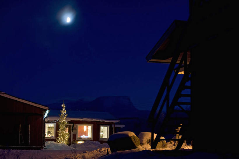 无人,家,栏杆,横图,室外,夜晚,正面,度假,美景,楼梯,城市风光,城市,道路,路,夜景,瑞典,欧洲,阴影,光线,扶手,影子,房屋,阶梯,屋顶,屋子,景观,月亮,小路,灯光,交通,月光,顶棚,娱乐,护栏,楼房,台阶,住宅,享受,休闲,景色,放松,乡间小路,明亮,斯堪的纳维亚,北欧,斯堪的那维亚,斯堪的那维亚半岛,斯堪的纳维亚半岛,皎洁,拉普兰,瑞典王国,诺尔兰,彩图,房子