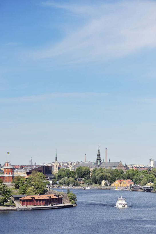 无人,家,竖图,室外,白天,仰视,度假,安全,湖,湖泊,美景,水,植物,城市风光,城市,船,瑞典,欧洲,阴影,平静,光线,影子,房屋,屋子,湖面,景观,水流,水面,云,云朵,木船,首都,云彩,娱乐,楼房,住宅,树,树木,蓝色,绿色,白云,蓝天,天空,阳光,自然,交通工具,湖水,天,享受,休闲,景色,放松,生长,晴朗,成长,宁静,舟,斯堪的纳维亚,载具,北欧,独木舟,斯德哥尔摩,斯堪的那维亚,斯堪的那维亚半岛,斯堪的纳维亚半岛,和平,安详,首府,太平,安适,独木船,瑞典王国,安好,宁靖,斯德哥尔摩省,晴空,彩图,低角度拍摄,房子,王室狩猎场