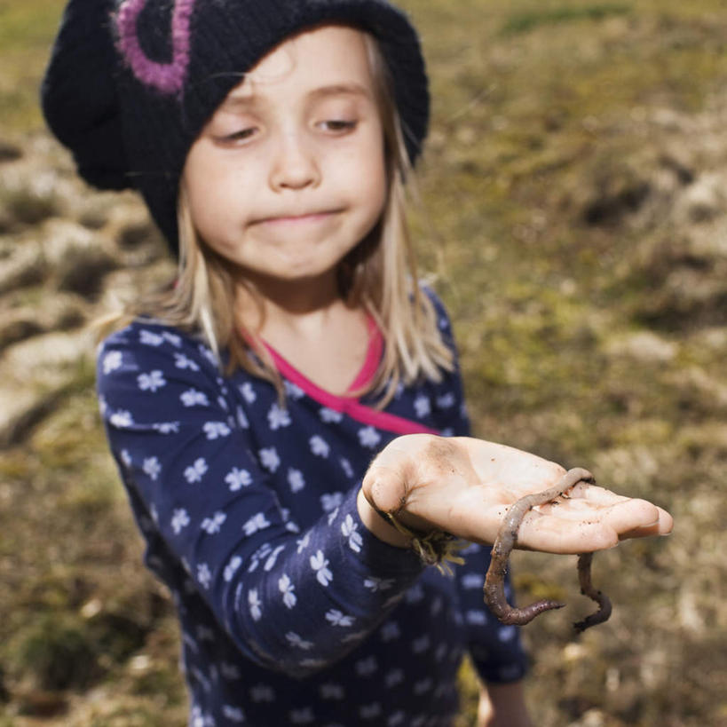 西方人,儿童,一个人,方图,俯视,室外,白天,纯洁,野生动物,帽子,欧洲,欧洲人,仅一个女性,仅一个人,握,阴影,服装,朦胧,模糊,光线,昆虫,影子,拿,拿着,注视,休闲装,小孩,衣服,阳光,动物,观察,看,仅一个小孩,休闲,休闲服,可爱,童年,童趣,握着,服饰,活泼,观看,抿嘴,察看,关注,蚯蚓,童真,烂漫,无邪,棉帽,地虫,地龙,坚蚕,蛐蟮,天真,女孩,女人,女性,白种人,孩子,抬头,仰头,半身,彩图,高角度拍摄,女生