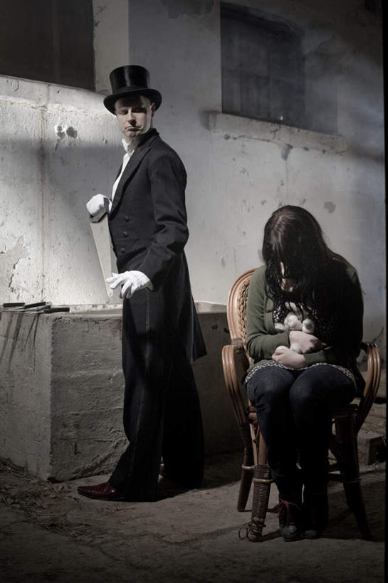 西方人,两个人,站,坐,竖图,室内,白天,侧面,西装,实验,研发,帽子,椅子,欧洲人,阴影,套装,正装,研究,光线,科学,影子,木椅,墙,扭头,注视,职业装,礼帽,墙壁,墙面,阳光,观察,看,站着,转头,观看,科研,察看,恐怖,关注,化验,巫师,检验,可怕,可骇,离奇,恐惧,男人,男性,年轻女性,女人,女性,中年男性,白种人,站立,坐着,彩图,全身