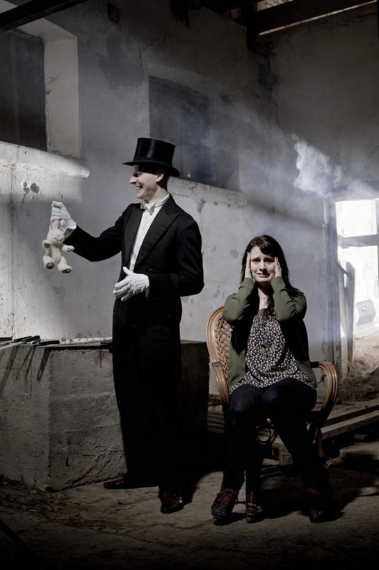 西方人,两个人,站,坐,竖图,室内,白天,侧面,西装,实验,研发,帽子,椅子,欧洲,欧洲人,握,阴影,套装,正装,研究,光线,科学,影子,木椅,墙,拿,拿着,注视,职业装,礼帽,墙壁,墙面,阳光,观察,看,站着,握着,遮,遮掩,观看,科研,察看,掩盖,遮挡,恐怖,关注,化验,巫师,检验,可怕,遮盖,掩饰,可骇,恐惧,男人,男性,年轻女性,女人,女性,中年男性,白种人,站立,坐着,彩图,全身