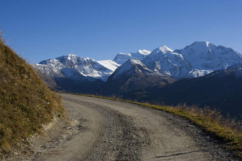 无人,横图,室外,白天,正面,旅游,度假,草地,草坪,美景,山,雪,雪山,植物,大雪,道路,路,瑞士,欧洲,阴影,光线,影子,冰,积雪,景观,山峰,雪景,冬季,冬天,小路,交通,山峦,娱乐,草,黄色,蓝色,绿色,蓝天,天空,自然,天,享受,休闲,景色,放松,寒冷,晴朗,冰冷,自然风光,中欧,万里无云,严寒,瑞士联邦,冰凉,酷寒,凛冽,凛凛,极冷,瓦莱州,韦尔毕耶,晴空,晴空万里,彩图