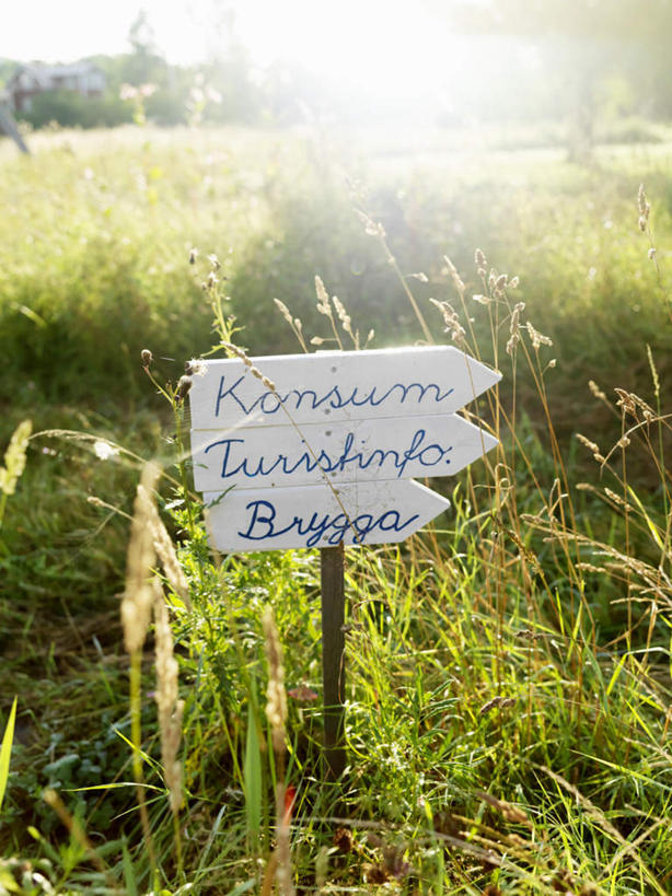 无人,竖图,室外,白天,正面,旅游,度假,草地,草坪,植物,瑞典,欧洲,阴影,光线,木制,标志,文字,影子,字符,字母,方向,娱乐,标识,箭头,草,树,树木,绿色,风景,阳光,自然,木制品,享受,休闲,景色,放松,生长,成长,风光,景物,指向,斯堪的纳维亚,北欧,斯堪的那维亚,斯堪的那维亚半岛,斯堪的纳维亚半岛,簇,风物,光景,景致,瑞典王国,彩图,斯德哥尔摩群岛