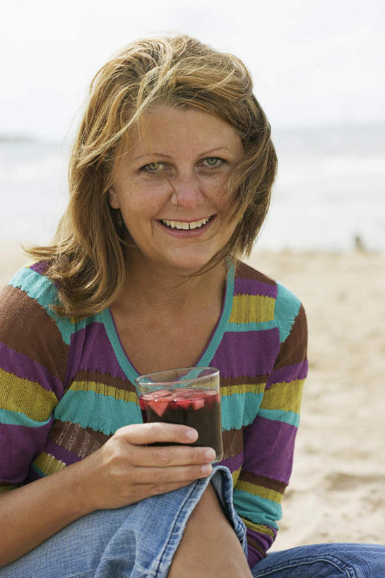 西方人,一个人,坐,捧,笑,微笑,露齿笑,竖图,室外,白天,正面,海浪,海洋,沙滩,雾,杯子,欧洲,欧洲人,仅一个年轻女性,仅一个女性,仅一个人,阴影,服装,朦胧,模糊,光线,沙子,影子,海岸,浪花,沙地,酒类,一杯,注视,休闲装,文化,玻璃制品,酒,饮料,一个,衣服,阳光,海水,水杯,观察,看,休闲,休闲服,调酒,服饰,单个,观看,迷雾,察看,创造,关注,想象,海景,汽酒,桑格利亚汽酒,年轻女性,女人,女性,白种人,玻璃杯,大海,风浪,海,海水的波动,海滩,近岸浪,涌浪,大雾,端,端着,捧着,手捧,坐着,半身,彩图