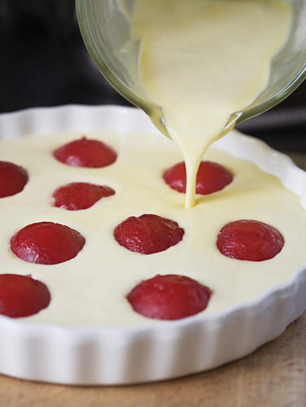 点心,奶酪,无人,竖图,俯视,室外,特写,白天,桌面,桌子,餐具,玻璃,倒,木制,碟子,壶,盘,液体,干酪,起司,食品,甜点,甜品,芝士,营养,酸梅,玻璃制品,水壶,食物,糕点,两个,盘子,茶壶,木制品,碟,甜食,奶油,青梅,乳酪,倾倒,流动,乳制品,发酵,梅子,激凌,克林姆,淇淋,果梅,彩图,高角度拍摄,梅花糕