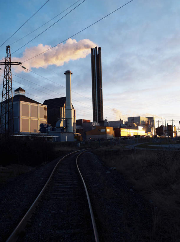 无人,家,工厂,竖图,室外,白天,正面,度假,烟囱,美景,城市风光,城市,路,铁路,瑞典,欧洲,阴影,环保,电力,光线,电线,电线杆,线,影子,房屋,屋子,景观,云,云朵,电能,轨道,交通,铁轨,线路,云彩,娱乐,楼房,住宅,蓝色,白云,蓝天,天空,阳光,黄昏,天,享受,休闲,景色,放松,运输,能源,晴朗,电,电源,回收,资源,斯堪的纳维亚,北欧,斯堪的纳维亚半岛,能量,利用,低碳,循环,持续,瑞典王国,薄暮,乌普萨拉省,晴空,彩图,傍晚,房子,工地,制造厂