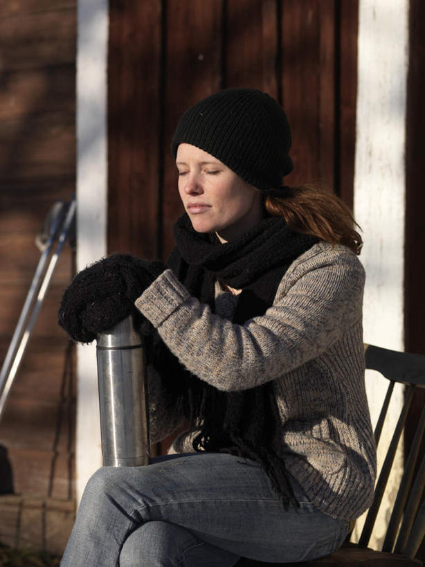 西方人,一个人,坐,闭眼,双手交叉,竖图,室外,白天,侧面,毛衣,帽子,椅子,金属制品,欧洲,欧洲人,仅一个年轻女性,仅一个女性,仅一个人,阴影,裤子,装饰,光线,金属,影子,木椅,墙,牛仔裤,墙壁,墙面,阳光,瓶子,手套,围巾,温暖,围脖,保暖,华丽,点缀,御寒,保温,保温瓶,衬托,美观,雅致,雅观,棉帽,年轻女性,女人,女性,白种人,闭眼睛,闭着眼,闭着眼睛,十字手,坐着,半身,彩图,绒衣,套衫,套头毛衣,线衣