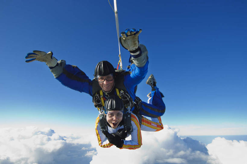 西方人,两个人,跳伞运动员,举,横图,室外,白天,正面,运动服,爱情,锻炼,安全,运动,跳伞,降落伞,欧洲,欧洲人,阴影,服装,装饰,光线,眼镜,影子,云,云朵,防护,浪漫,着陆,云彩,注视,衣服,蓝色,白云,蓝天,天空,阳光,手套,天,观察,看,托,温暖,温馨,恩爱,恋人,服饰,晴朗,观看,护目镜,保护,华丽,修饰,登陆,点缀,和睦,察看,衣着,穿着,关注,载具,下降,降落,保险,保全,周全,安稳,安定,衬托,美观,雅致,雅观,安全防护眼镜,衣饰,航空工具,减速器,平安,体育,跳伞运动,男人,男性,年轻男性,年轻女性,女人,女性,白种人,情侣,晴空,伞兵,跳伞人,跳伞员,跳伞者,举起,举手,举着,向上举,向上伸,向上托,彩图,全身,健身,伴侣,融洽,防护眼镜,运动装