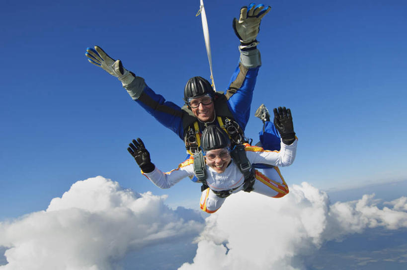 西方人,两个人,跳伞运动员,举,横图,室外,白天,正面,运动服,爱情,锻炼,安全,运动,跳伞,降落伞,欧洲,欧洲人,阴影,服装,装饰,光线,眼镜,影子,云,云朵,防护,浪漫,着陆,云彩,注视,衣服,蓝色,白云,蓝天,天空,阳光,手套,天,观察,看,托,温暖,温馨,恩爱,恋人,服饰,晴朗,观看,护目镜,保护,华丽,修饰,登陆,点缀,和睦,察看,衣着,穿着,关注,载具,下降,降落,保险,保全,周全,安稳,安定,衬托,美观,雅致,雅观,安全防护眼镜,衣饰,航空工具,减速器,平安,体育,跳伞运动,男人,男性,年轻男性,年轻女性,女人,女性,白种人,情侣,晴空,伞兵,跳伞人,跳伞员,跳伞者,举起,举手,举着,向上举,向上伸,向上托,彩图,全身,健身,伴侣,融洽,防护眼镜,运动装