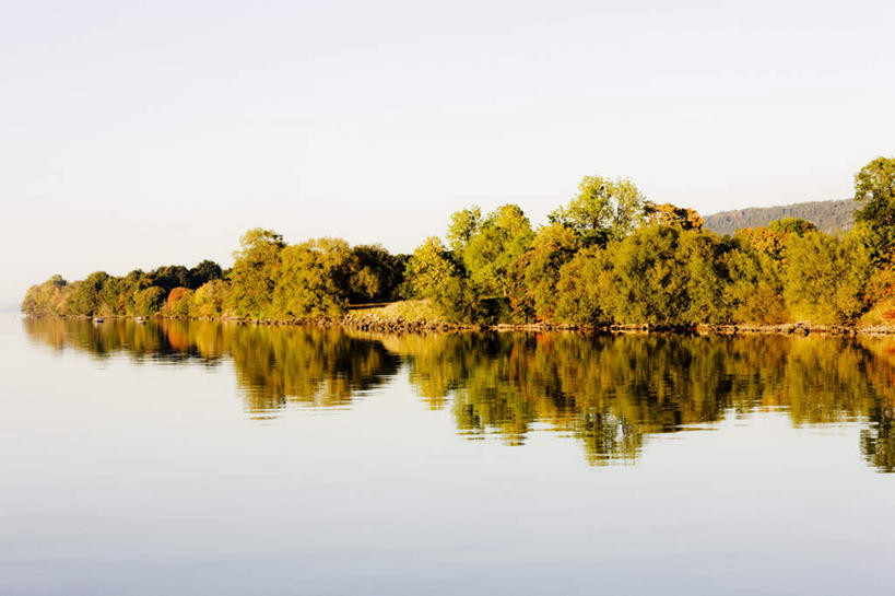 无人,横图,室外,白天,正面,旅游,度假,湖,湖泊,美景,树林,水,植物,瑞典,欧洲,阴影,光线,影子,湖面,景观,水流,水面,娱乐,树,树木,蓝色,绿色,倒影,蓝天,天空,阳光,自然,湖水,天,享受,休闲,景色,放松,生长,晴朗,成长,倒映,斯堪的纳维亚,自然风光,北欧,斯堪的那维亚,斯堪的那维亚半岛,斯堪的纳维亚半岛,万里无云,瑞典王国,反照,韦特恩湖,西约塔兰省,东约特兰省,晴空,晴空万里,彩图