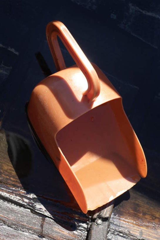 无人,竖图,俯视,室外,特写,白天,水,静物,阴影,光线,木制,液体,影子,塑料,水滴,一个,阳光,木制品,容器,塑料制品,橙色,单个,储藏,储存,舀子,水瓢,彩图,高角度拍摄,贮存