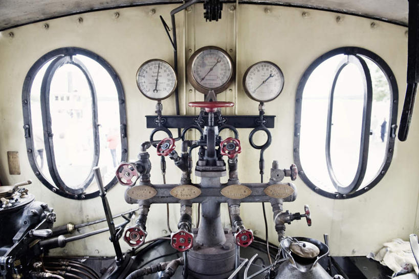 无人,家,横图,室内,白天,正面,窗户,火车,金属制品,阴影,光线,测量,金属,标志,数字,文字,影子,字符,房屋,墙,屋子,指针,标识,楼房,玻璃窗,墙壁,墙面,住宅,车,阳光,交通工具,压力,阿拉伯数字,载具,仪表盘,压力表,仪表,彩图,房子