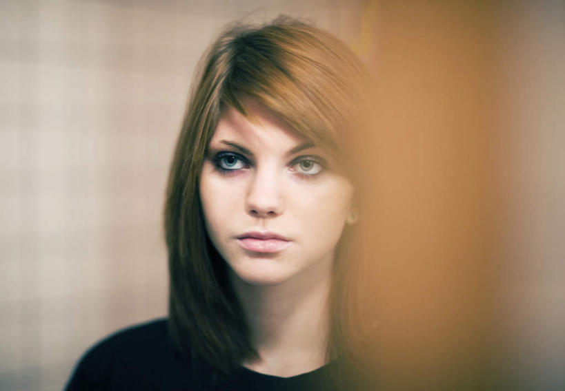 西方人,一个人,家,站,笑,微笑,横图,室内,白天,镜子,瑞典,欧洲,欧洲人,仅一个年轻女性,仅一个女性,仅一个人,阴影,服装,朦胧,模糊,装饰,梳妆,光线,影子,房屋,墙,屋子,灯光,注视,楼房,墙壁,墙面,住宅,背面,观察,看,站着,观看,华丽,修饰,点缀,镜像,察看,镜面,斯堪的纳维亚,关注,北欧,斯堪的纳维亚半岛,衬托,美观,雅致,雅观,瑞典王国,妆扮,年轻女性,女人,女性,白种人,站立,半身,彩图,打扮,装扮,房子,装束