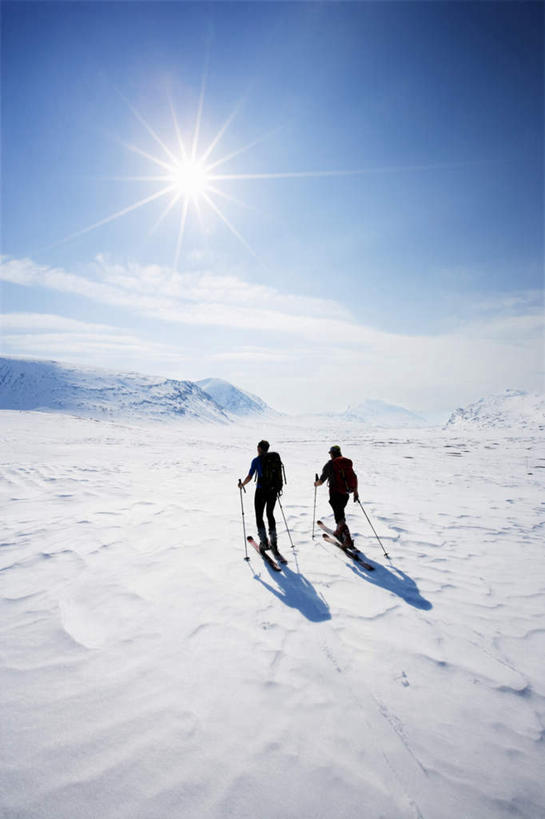 西方人,两个人,竖图,俯视,室外,白天,太阳,雪,大雪,瑞典,欧洲,欧洲人,阴影,光线,影子,积雪,雪景,云,云朵,冬季,冬天,云彩,运动器械,蓝色,白云,蓝天,天空,阳光,天,健身器械,寒冷,晴朗,拐杖,滑雪板,滑雪鞋,滑雪杖,斯堪的纳维亚,北欧,斯堪的纳维亚半岛,健身器材,滑雪装备,严寒,瑞典王国,男人,男性,年轻男性,白种人,晴空,彩图,高角度拍摄,全身,运动器材