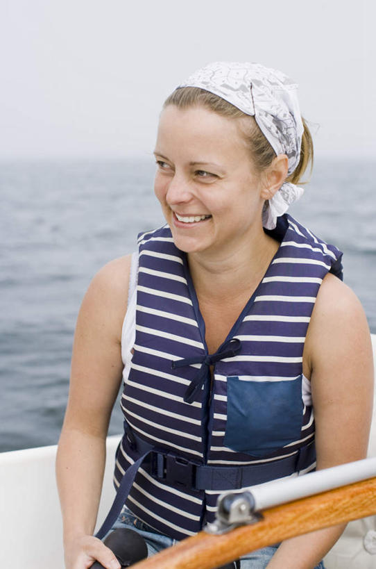 西方人,一个人,坐,笑,微笑,露齿笑,竖图,室外,白天,正面,湖,湖泊,水,雾,轮船,船,欧洲,欧洲人,仅一个年轻女性,仅一个女性,仅一个人,服装,朦胧,模糊,装饰,湖面,水流,水面,注视,休闲装,一只,衣服,蓝色,蓝天,天空,发箍,发饰,饰品,交通工具,湖水,天,观察,驾驶,看,行驶,休闲,休闲服,服饰,晴朗,头箍,观看,操纵,迷雾,控制,察看,关注,载具,发卡,操控,配饰,万里无云,把持,年轻女性,女人,女性,白种人,大雾,晴空,晴空万里,坐着,半身,彩图