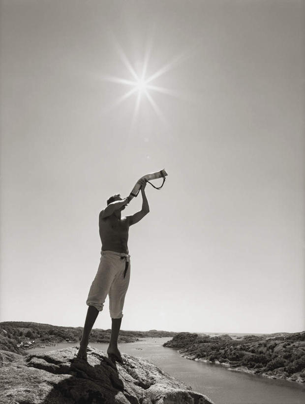 西方人,一个人,站,竖图,黑白,室外,白天,仰视,光晕,沙滩,欧洲,欧洲人,仅一个男性,仅一个人,握,阴影,光线,圆形,工具,沙子,影子,海岸,沙地,拿,拿着,注视,仅一个年轻男性,天空,阳光,天,观察,看,清洁,站着,握着,塑胶制品,晴朗,观看,气象,察看,除尘,关注,环形,橡胶制品,气吹,万里无云,吹尘球,吹气球,乳胶制品,吸气球,日晕,太阳光晕,男人,男性,年轻男性,白种人,海滩,晴空,晴空万里,站立,低角度拍摄,全身