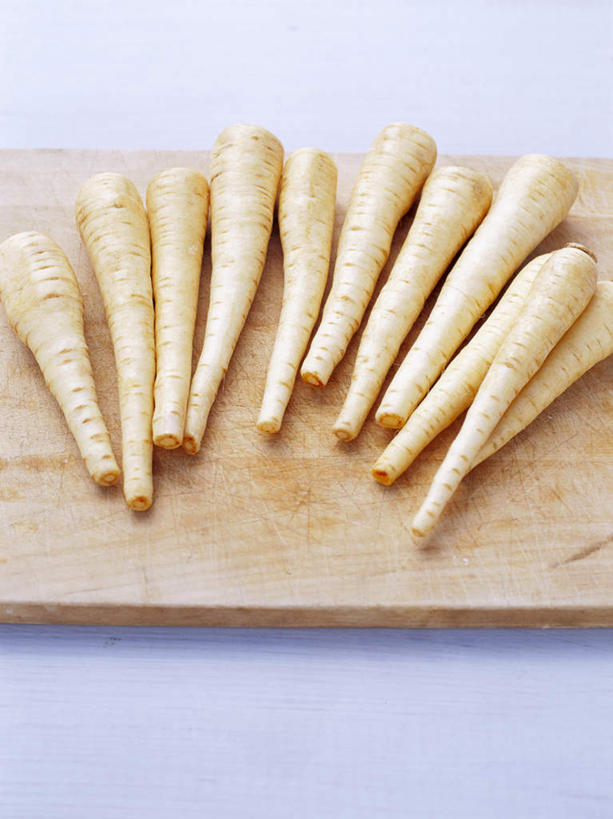 无人,竖图,俯视,室内,特写,白天,植物,一排,许多,整齐,草药,药草,案板,很多,中药,砧板,排列,队列,药材,中草药,中药材,本草,防风草,四方茎,土防风,彩图,高角度拍摄