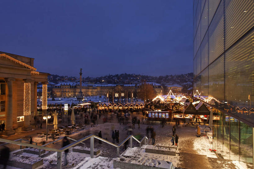 西方人,博物馆,商店,走,横图,室外,夜晚,侧面,购物,旅游,度假,游戏,消费,窗户,玻璃,照明,欧洲,圣诞节,欧洲人,阴影,节日,庆祝,研究,装饰,光线,影子,柱子,墙,屋顶,冬季,冬天,灯光,许多人,教育,玩,文化,娱乐,玻璃窗,墙壁,墙面,玻璃制品,灯,阳光,灯具,一群人,庆典,享受,休闲,射灯,放松,金融,百货,活动,纪念,展览,华丽,修饰,照亮,点缀,风格,照明设备,发泄,消遣,欣赏,智力,陈列,选购,贸易,宣泄,衬托,美观,雅致,雅观,血拼,冬日,巴洛克,典藏,男人,男性,年轻男性,年轻女性,女人,女性,白种人,步行,散步,玩耍,嬉戏,走路,半身,彩图,店铺,杂货店,杂货铺