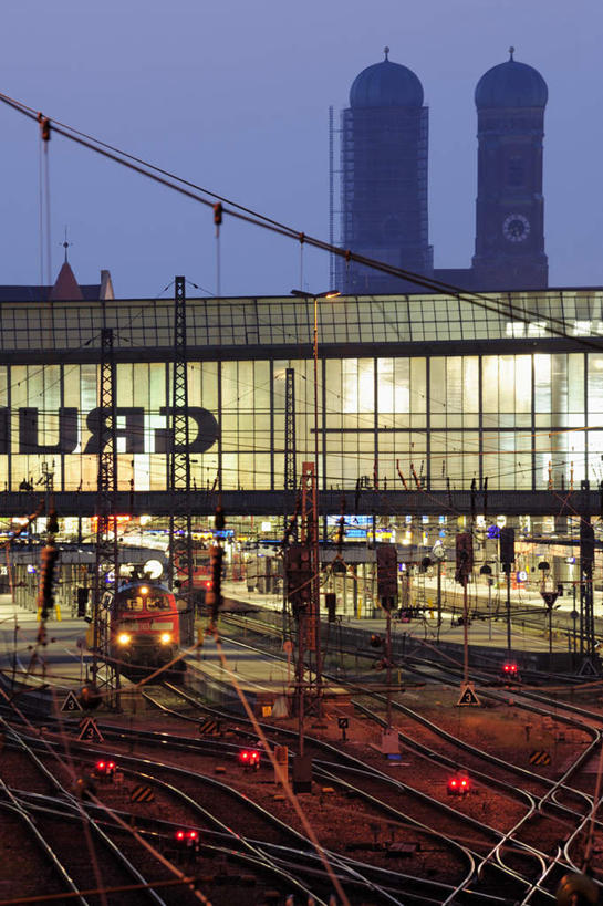 无人,教堂,竖图,俯视,室外,夜晚,旅游,度假,安全,标志建筑,地标,建筑,路,路灯,铁路,火车,车站,照明,德国,欧洲,节日,时间,时钟,灯光,轨道,信号灯,站台,交通,铁轨,计时,文化,娱乐,建设,月台,车,灯,钟表,交通工具,祈祷,享受,休闲,健康,表,旅游胜地,放松,警示,许愿,运输,宗教,信仰,纪念,座钟,祈求,照亮,照明设备,西欧,提示,载具,流通,信念,交通信号灯,德意志联邦共和国,巴伐利亚,巴伐利亚州,拜恩州,拜恩自由州,错综复杂,平安,钟,彩图,高角度拍摄,大教堂,礼拜堂