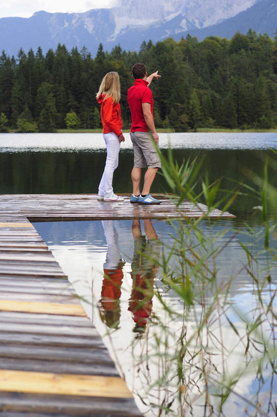 西方人,两个人,站,竖图,室外,白天,侧面,运动鞋,爱情,旅游,度假,草地,草坪,湖,湖泊,美景,山,山脉,水,植物,鞋子,德国,欧洲,欧洲人,指,阴影,波纹,服装,光线,木板,影子,湖面,景观,山峰,水流,水面,云,云朵,桥,木桥,山峦,浪漫,云彩,注视,休闲装,娱乐,栈桥,草,树,树木,衣服,蓝色,绿色,白云,倒影,蓝天,水纹,天空,阳光,自然,波浪,湖水,群山,天,观察,看,站着,享受,休闲,温暖,温馨,休闲服,景色,恩爱,放松,恋人,服饰,生长,晴朗,成长,观看,人行桥,木板桥,休闲鞋,和睦,察看,倒映,西欧,关注,自然风光,德意志联邦共和国,巴伐利亚,巴伐利亚州,拜恩州,拜恩自由州,反照,米登华德,男人,男性,年轻男性,年轻女性,女人,女性,白种人,情侣,晴空,站立,彩图,全身,伴侣,融洽