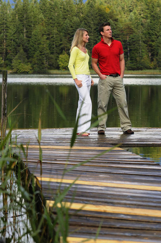 西方人,两个人,站,竖图,室外,白天,正面,运动鞋,爱情,旅游,度假,草地,草坪,湖,湖泊,美景,水,植物,鞋子,德国,欧洲,欧洲人,指,阴影,波纹,服装,光线,木板,影子,湖面,景观,水流,水面,桥,木桥,浪漫,注视,休闲装,娱乐,栈桥,草,树,树木,衣服,绿色,倒影,水纹,阳光,自然,波浪,湖水,观察,看,站着,享受,休闲,温暖,温馨,休闲服,景色,恩爱,放松,恋人,服饰,生长,成长,观看,人行桥,木板桥,休闲鞋,和睦,察看,倒映,西欧,关注,自然风光,德意志联邦共和国,双手抄兜,双手放兜,巴伐利亚,巴伐利亚州,拜恩州,拜恩自由州,反照,米登华德,男人,男性,年轻男性,年轻女性,女人,女性,白种人,情侣,插兜,两手抄兜,两手放兜,手插兜,手放口袋,站立,彩图,全身,伴侣,融洽,手抄兜