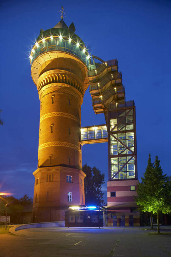 无人,博物馆,竖图,室外,夜晚,仰视,旅游,度假,植物,窗户,落地窗,标志建筑,地标,建筑,路灯,照明,德国,欧洲,阴影,研究,光线,影子,塔,灯光,教育,娱乐,建设,玻璃窗,灯,树,树木,蓝色,绿色,蓝天,天空,自然,天,享受,休闲,旅游胜地,放松,生长,成长,展览,照亮,照明设备,西欧,欣赏,陈列,德意志联邦共和国,北威州,北莱茵.威斯特法伦州,典藏,鲁尔,鲁尔工业区,鲁尔区,彩图,低角度拍摄